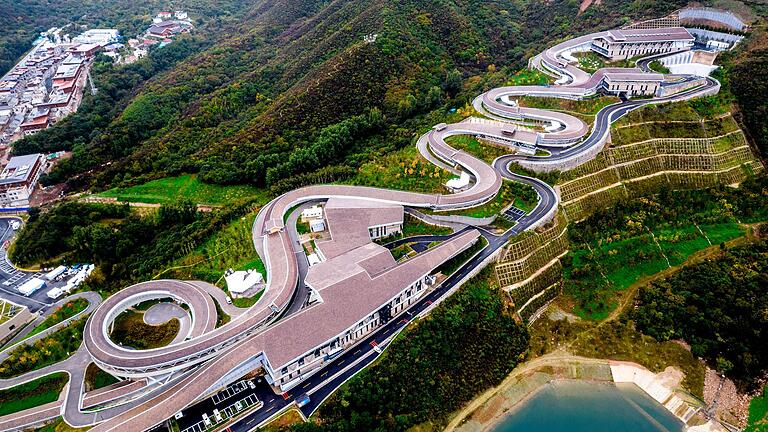 Das National Sliding Centre schlängelt sich durch die Landschaft. Die Bob- und Rodelbahn steht wegen der immensen Kosten in der Kritik.