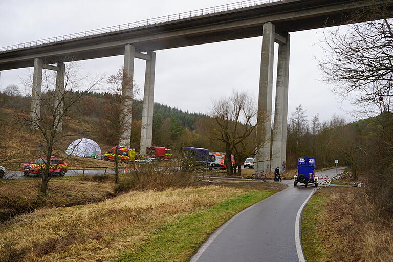 Weil unterhalb der Brücke zur Y-Spange zwischen der Bundesstraße B19 und dem Würzburger Gewerbegebiet Heuchelhof ein Damm errichtet wurde und die Gärreste abgepumpt wurden, ist die Umweltgefahr für den Main und den Heigelsbach gebannt.