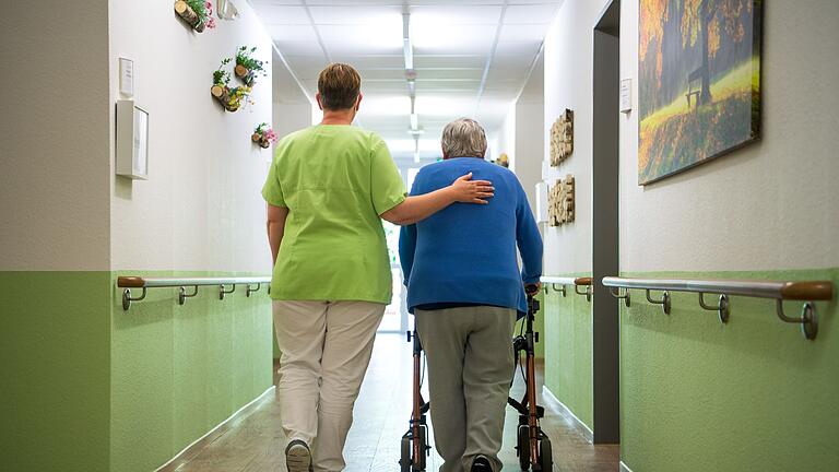 Pflegekraft im Seniorenheim.jpeg - Mit der neuen Pflegebemessung soll sich mehr Pflegepersonal um Pflegebedürftige kümmern können. Pflegekraft im Seniorenheim.jpeg - Mit der neuen Pflegebemessung soll sich mehr Pflegepersonal um Pflegebedürftige kümmern können.