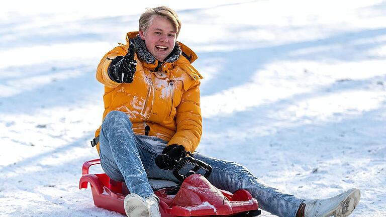 Bei winterlichen Verhältnissen hat die Stadt Lohr die sogenannte Hohe Bahn zwischen dem Rexroth-Schlösschen bis zur Kreuzung Valentinusberg für den Verkehr gesperrt und als Schlittenbahn freigegeben. (Symbolbild) Bei winterlichen Verhältnissen hat die Stadt Lohr die sogenannte Hohe Bahn zwischen dem Rexroth-Schlösschen bis zur Kreuzung Valentinusberg für den Verkehr gesperrt und als Schlittenbahn freigegeben. (Symbolbild)