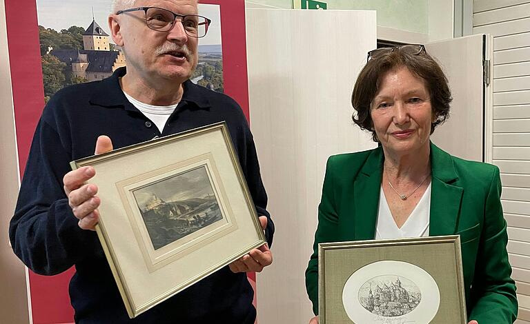 Zwei Stiche von Schloss Mainberg übergibt Lutz Beselmüller an die Vorsitzende Christine Bender.