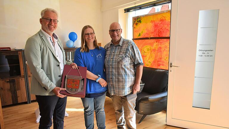 Sie freuen sich über die Neueröffnung des Büros in Donnersdorf. Auf dem Bild von links: erster Bürgermeister Klaus Schenk, Stephanie Müller und Rainer Müller.