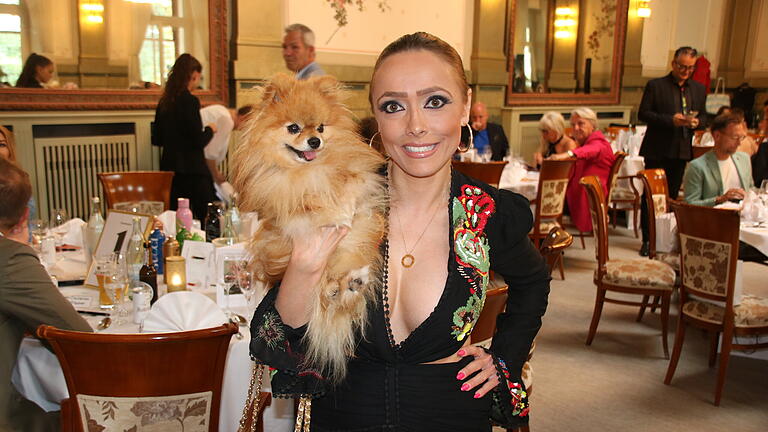Charity Lunch Bad Kissingen Kissinger Sommer 2024       -  Nicht ohne meinen Hund: Dieser Gast aus München reiste mit Liebling Timmy an.
