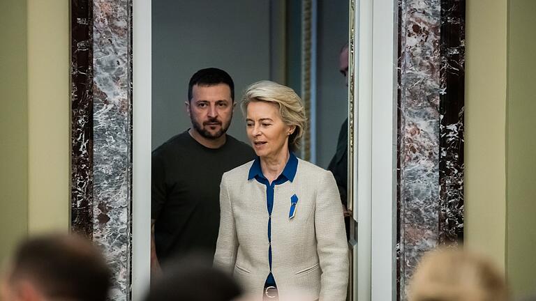 EU-Kommissionspräsidentin von der Leyen in der Ukraine       -  Der ukrainische Präsidenten Selensky dringt schon länger auf die Hilfen für sein Land.