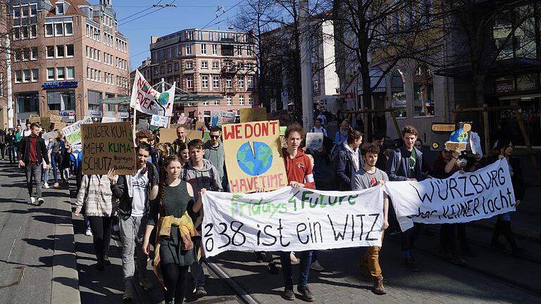 Am Freitag demonstrierten die Teilnehmer der Fridays For Future-Bewegung wieder nach der Schulzeit.