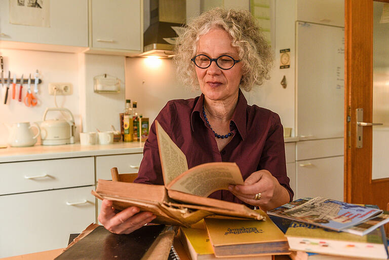 Germanistin Regina Frisch aus Theilheim beschäftigt sich seit Jahren mit der Kulturgeschichte alter Kochbücher. Germanistin Regina Frisch aus Theilheim beschäftigt sich seit Jahren mit der Kulturgeschichte alter Kochbücher.