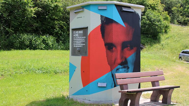 Dass Elvis Presley als Soldat in Wildflecken war, erfahren Radler an diesem Bahnhäuschen am Rhönradweg nahe des Ortes.