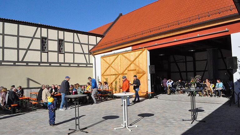 Die neue Park- und Kulturscheune schmückt künftig das Sondheimer Dorfzentrum.