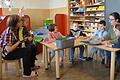 Gebannt lauschen die Kinder der Erzählung von Erzieherin Franziska Jungklaus (rechts). So überschaubar sind die Gruppen im Kindergarten St. Konrad nicht immer. Mit auf dem Bild Praktikantin Jana Ostwald.