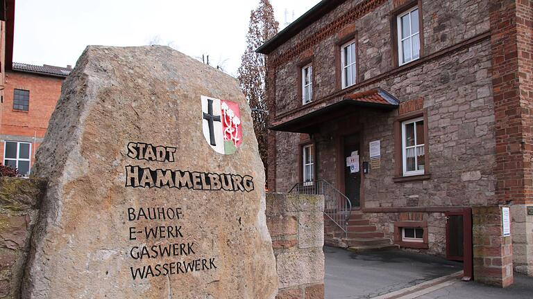 Bisher ist der Bauhof in der Rote-Kreuz-Straße angesiedelt, ab 2024 soll ein Neubau im Thulbafeld entstehen.       -  Bisher ist der Bauhof in der Rote-Kreuz-Straße angesiedelt, ab 2024 soll ein Neubau im Thulbafeld entstehen.