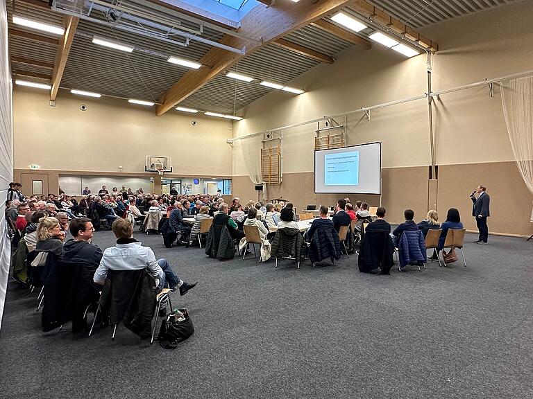 Mit über 140 Teilnehmenden war die Resonanz aus der Bevölkerung am Bürgerdialog in der Raiffeisen-Sporthalle zur Zukunft des Schwimmbades in Thüngersheim überraschend groß.