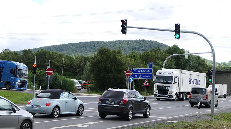 Eine sogenannte 'atmende grüne Welle' soll den Verkehr auf der Staatsstraße flüssig halten und unnötiges Anhalten vermeiden. Eine sogenannte 'atmende grüne Welle' soll den Verkehr auf der Staatsstraße flüssig halten und unnötiges Anhalten vermeiden.