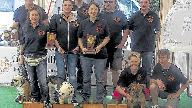 Bulldog-Freunde unter sich: Im Bild (stehend von links) die Vorsitzende Nadine Euring, Andreas Euring (Züchter Bulwye Bulls, Reyersbach), Janina Döll, Domenique Mutzenbach, Julia Ehrke-Böhm (Geschäftsstelle), Volker Leder (Züchter Asgards Pride, Seinsheim) und Christian Wippenbeck sowie (vorne von links) Mona Rickert und Beate Beck (stellvertretende Vorsitzende und Züchterin vom Rhönkennel, Willmars).