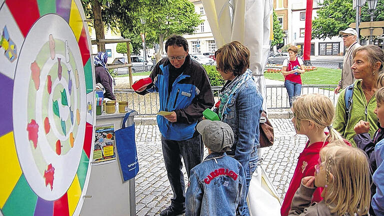 Hereinspaziert: Reger Publikumsverkehr herrschte im Landratsamt Kitzingen beim Tag der offenen Tür. Die Mitarbeiter hatten sich mächtig ins Zeug gelegt, um ihre Behörde und sich selbst von der besten Seite zu zeigen.