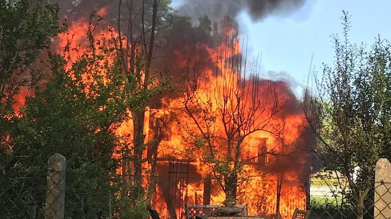 Ein Gartenhaus wurde am späten Montagnachmittag in Mainbernheim ein Raub der Flammen.