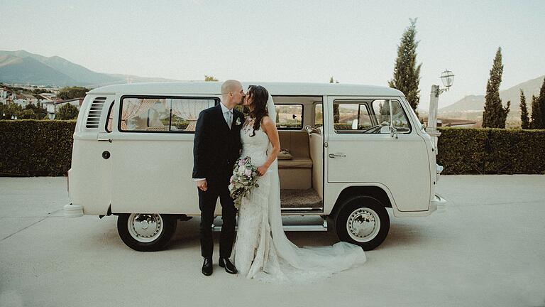 Motto-Hochzeit       -  Der VW-Bus  war bei den Hippies beliebt. Auch auf Vintage-Hochzeiten ist das Fahrzeug sicher nicht fehl am Platz ist.