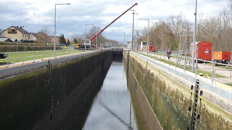 Die Schleuse Limbach während des Abpumpvorganges. Bald sind die Kammern wasserfrei. Die Schleuse Limbach während des Abpumpvorganges. Bald sind die Kammern wasserfrei.