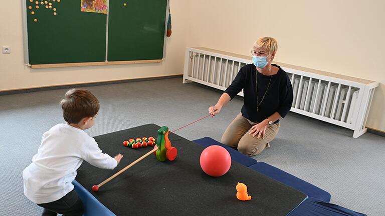 Einrichtungsleiterin Kathrin Fischer stellt nur auswählte Spielzeuge und Hindernisse bereit, um mit den Kindern zu arbeiten. So werden Kinder mit Aufmerksamkeitsproblemen nicht zu sehr abgelenkt.