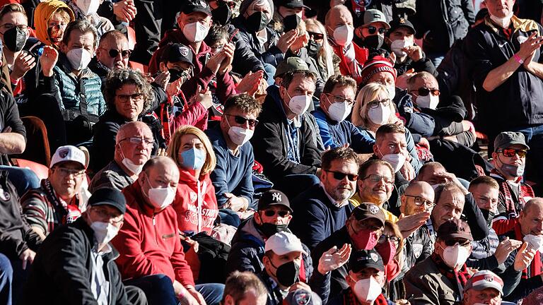 Zuschauer beim Fußball-Zweitliga-Spiel FC Ingolstadt gegen SV Sandhausen am 13. Februar: Im Publikum herrscht Maskenpflicht, nicht jeder hält ich daran.