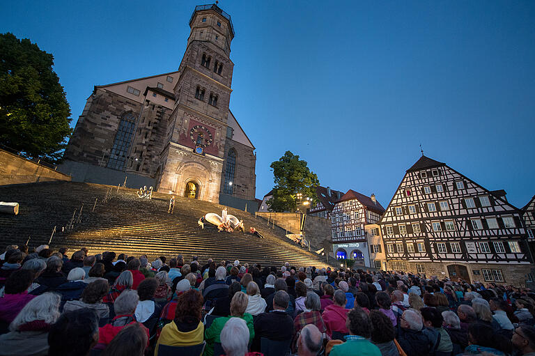Probe auf der großen Treppe vor der Sankt Michaelskirche in Schwäbisch Hall (Baden-Württemberg) zum Stück 'Die Räuber', das bei den Freilichtspielen Schwäbisch Hall im Jahr 2016 aufgeführt wurde. Probe auf der großen Treppe vor der Sankt Michaelskirche in Schwäbisch Hall (Baden-Württemberg) zum Stück 'Die Räuber', das bei den Freilichtspielen Schwäbisch Hall im Jahr 2016 aufgeführt wurde. 