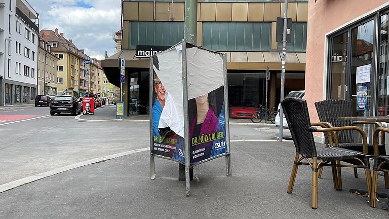 Die zerstörten Wahlplakate der Parteien sind überall in der Würzburger Innenstadt deutlich sichtbar.