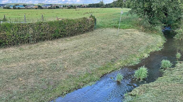 Das Flüsschen Milz zwischen Simmershausen und Gleichamberg. Im Hintergrund befindet sich die Biogasanlage von Simmershausen. Das Flüsschen Milz zwischen Simmershausen und Gleichamberg. Im Hintergrund befindet sich die Biogasanlage von Simmershausen.