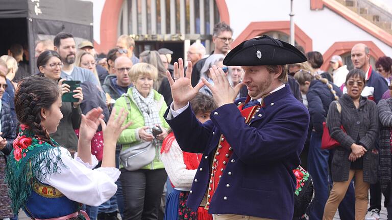 Mit fränkischen Tänzen begeisterte der Heimat- und Volkstrachtenverein Karlstadt auf dem Marktplatz.