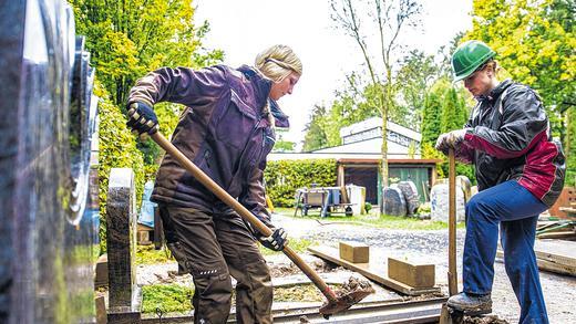 Arbeiten, wo andere trauern: Stefanie Geis (links) und ihre Freundin Tatjana Scheuerling schaufeln auf dem Lehrfriedhof ein Grab aus. Darin beerdigt wird keiner.