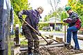 Arbeiten, wo andere trauern: Stefanie Geis (links) und ihre Freundin Tatjana Scheuerling schaufeln auf dem Lehrfriedhof ein Grab aus. Darin beerdigt wird keiner.