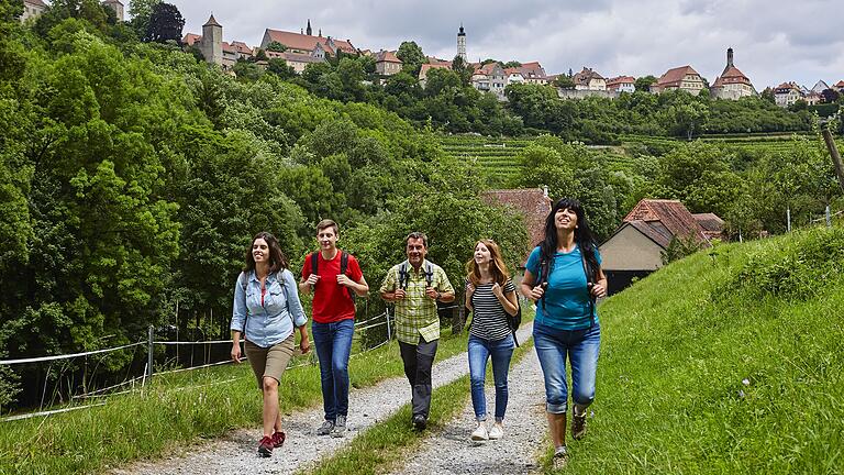 Wanderer bei Rothenburg ob der Tauber: Der 'Panoramaweg Taubertal' erreichte bei der Abstimmung der Leser des Magazins 'Trekking' über die schönsten Wanderwege den dritten Platz.