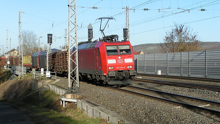 Die Lärmschutzwand auf der östlichen Seite der Bahntrasse in Winterhausen (rechts) steht seit einiger Zeit. Nun hat die Deutsche Bahn AG auch die Pläne für die von Winterhäusern lang ersehnte westliche Wand am Gleis in Richtung Ansbach (links) fertig.