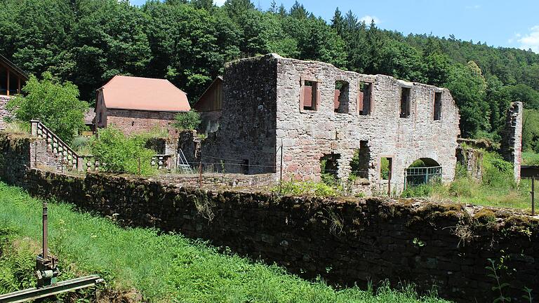 Vom ehemaligen Kloster bei Schollbrunn im Landkreis Main-Spessart sind nur Grundmauern erhalten geblieben. Auf dem Gelände befindet sich heute eine Gaststätte.