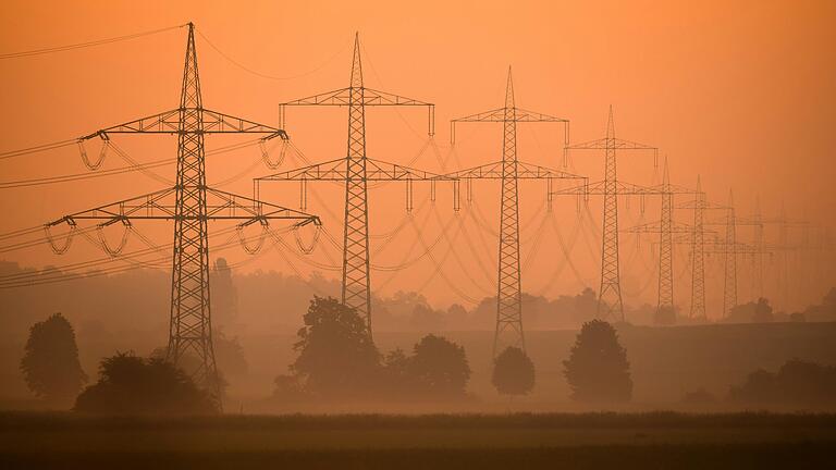 Kommen statt Erdkabeln in Unterfranken bald neue Freileitungen? Bayerns Energieminister Aiwanger will sich nicht klar festlegen – und im Landtag gibt es dazu sehr unterschiedliche Meinungen. Kommen statt Erdkabeln in Unterfranken bald neue Freileitungen? Bayerns Energieminister Aiwanger will sich nicht klar festlegen – und im Landtag gibt es dazu sehr unterschiedliche Meinungen. 