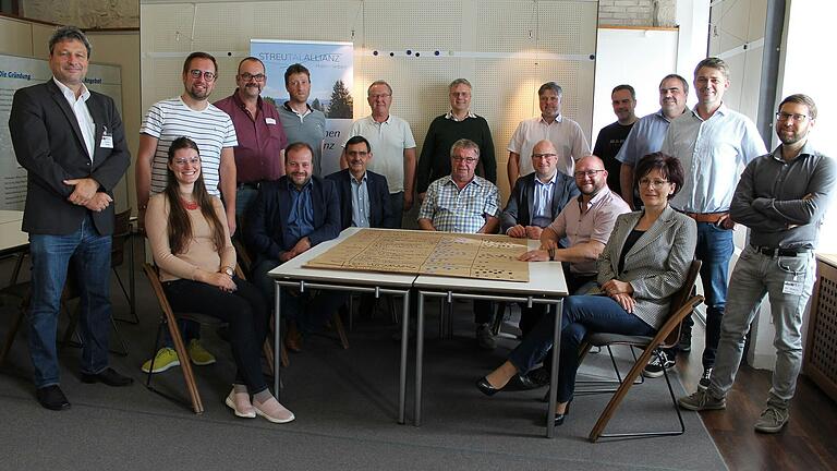 Evaluierungs-Seminare in Klosterlangheim gehören zur Pflichtaufgabe der Vertreterinnen und Vertreter der Mitgliedskommunen der Streutalallianz. Im Bild die Seminargruppe bei der Zwischenevaluierung im Oktober 2021.
