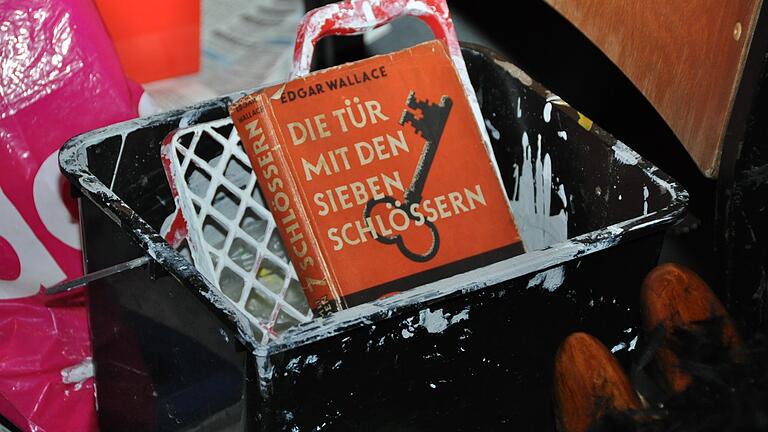 Proben für Die Tür mit den sieben Schlüsseln - Die Vorlage 'Die Tür mit den sieben Schlüsseln' von Edgar Wallace im Farbeimer. Proben für Die Tür mit den sieben Schlüsseln - Die Vorlage 'Die Tür mit den sieben Schlüsseln' von Edgar Wallace im Farbeimer.