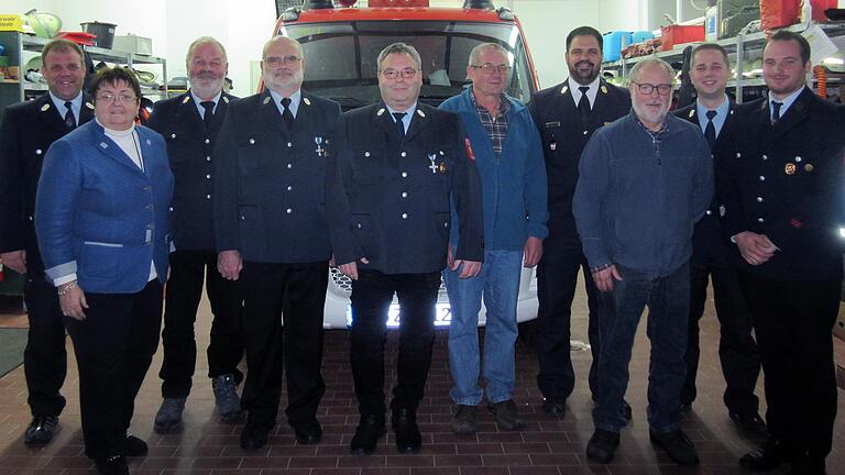 Im Bild (von links): Kommandant Florian Grebner, Bürgermeisterin Birgit Göbhardt, Helmut Kornblum, Manfred Grebner, Karl-Heinz Trost, Walter Glückert, Kreisbrandinspektor Johannes Grebner, Klaus Katzenberger, Kreisbrandmeister Christoph Steger und den Vorsitzenden des Feuerwehrvereins Julian Glückert.