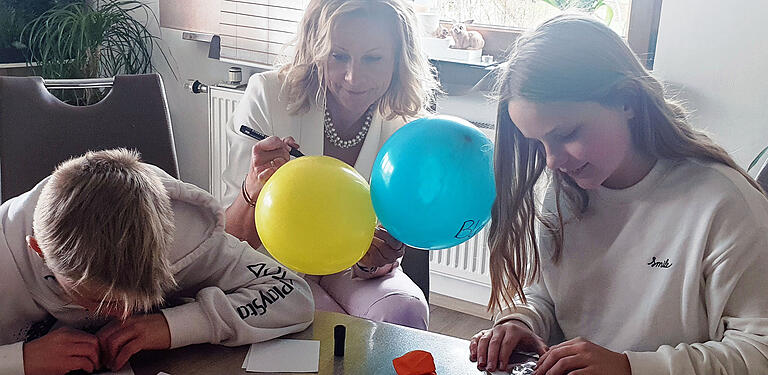 Gemeinsam gegen den Corona-Frust: Pascal, Elke und Michelle Straub basteln kleine Botschaften, die sie den Menschen im wahrsten Sinne des Wortes mit auf den Weg geben. Gemeinsam gegen den Corona-Frust: Pascal, Elke und Michelle Straub basteln kleine Botschaften, die sie den Menschen im wahrsten Sinne des Wortes mit auf den Weg geben.