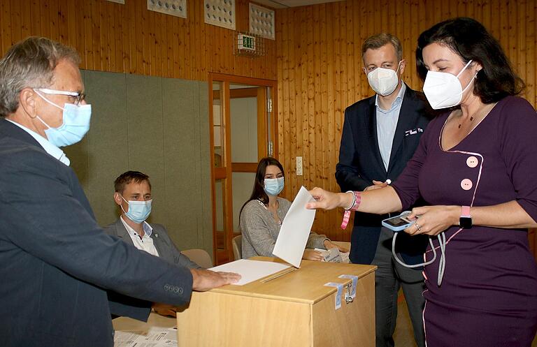 Trotz starker Verluste wiedergewählt: Staatsministerin Dorothee Bär mit Ehemann Oliver bei der Stimmabgabe am Sonntag in Ebelsbach. Trotz starker Verluste wiedergewählt: Staatsministerin Dorothee Bär mit Ehemann Oliver bei der Stimmabgabe am Sonntag in Ebelsbach.