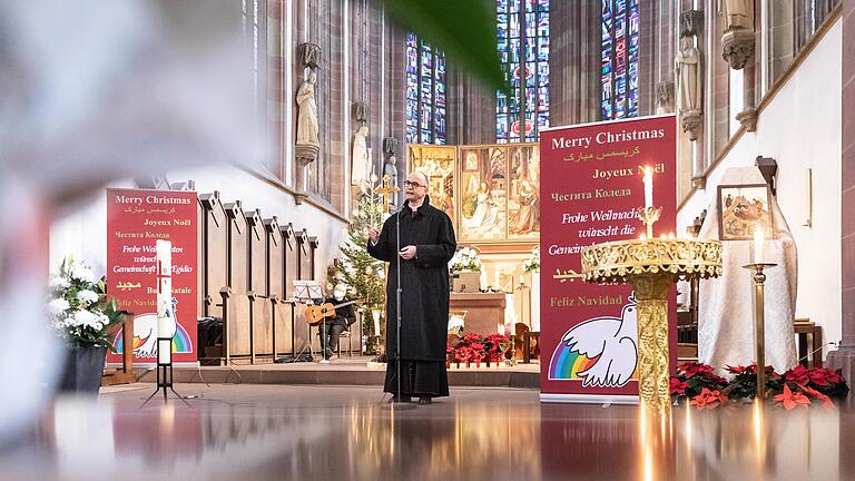 Weihnachtsfeier Sant'Egidio       -  Rund 40 Gäste und 15 Helfer feiern am Samstag (25.12.21) in der Marienkapelle in Würzburg mit der Gemeinschaft Sant'Egidio Weihnachten. Die Gemeinschaft lädt alljährlich am ersten Weihnachtsfeiertag alte, hilfsbedürftige, sozial schwache und geflüchtete Menschen zu einem großen Festmahl ein. Wegen Corona ist das in diesem Jahr in dieser Form wiederholt nicht möglich. Aber die christliche Gemeinschaft hat dennoch alle Hebel in Bewegung gesetzt, um zumindest eine kleine, pandemiekonforme Zusammenkunft zu ermöglichen.