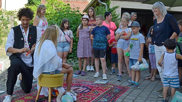 Erste Vorleserin war die elfjährige Nele, die vor Lesebeginn noch die abzuschneidende Haarlänge für Vorlesefrisör Danny Beuerbach genehmigen durfte.&nbsp;Rechts Monika Hofmann von der Diakonie Schweinfurt, links Susanne Bartsch, die für den Leseclub verantwortlich zeichnet, als interessierte Zuhörerinnen.