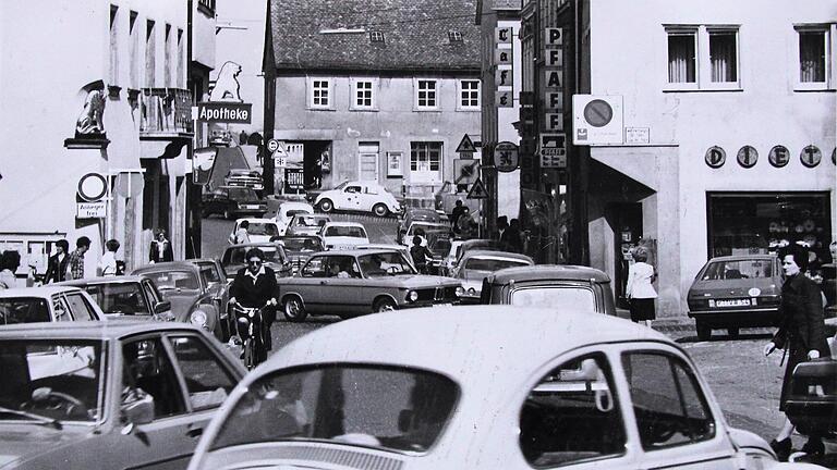 Vor 40 Jahren wurde die Fußgängerzone in Kitzingen eröffnet. Vorher herrschte auf dem Marktplatz so manches Mal ein ziemliches Verkehrschaos. Sowohl Dietz als auch das Café Wagner zogen damals noch viele Kunden an.