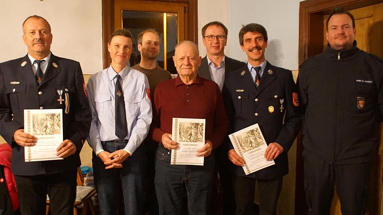 Auf dem Foto (von links): Kommandant Klaus Vey, Tanja Reuß, Philipp Schneider, Herbert Schraud, zweiter Bürgermeister Bertram Wolf, Vorsitzender Edwin Reuß, Kreisbrandmeister Benedikt Hettrich.