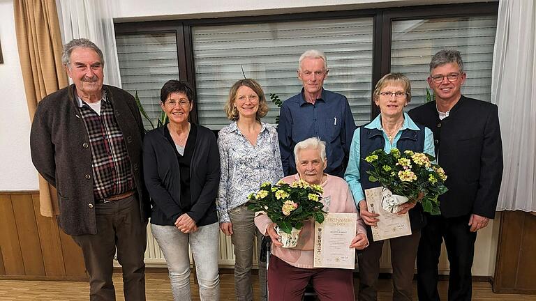 Auf dem Foto: Franz Ziegler, Sabine Pfister, Silke Rottmann, Brigitte Benkert, Bernhard Götz, Sigrid Saam, Frank Bauer.