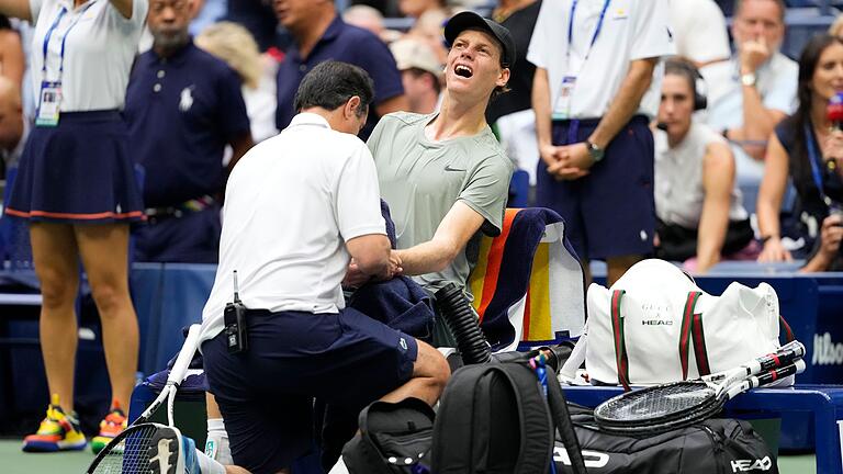 ATP-Tour - US Open - Auch Jannik Sinner muss zwischenzeitlich behandelt werden. ATP-Tour - US Open - Auch Jannik Sinner muss zwischenzeitlich behandelt werden.