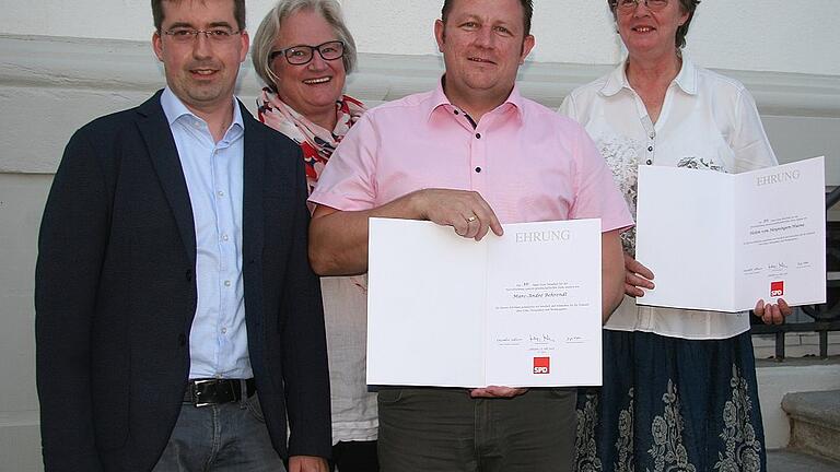 Vorsitzender Jürgen Kößler und Astrid Glos (von links) ehren beim SPD-Ortsverein Iphofen die treuen Mitglieder Marc-Andre Behrendt und Helen von Hoyningen-Huene.