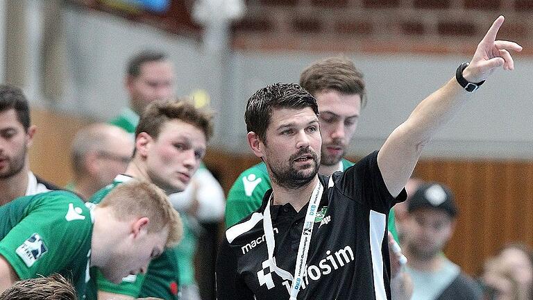 DKB 2. Handball-Bundesliga, DJK Rimpar Wölfe - HSC 2000 Coburg       -  Fingerzeig: Der Weg der Rimparer Wölfe um Trainer Matthias Obinger (rechts) soll in den beiden Heimspielen zum Jahresabschluss in der Tabelle noch mal nach weiter oben führen.