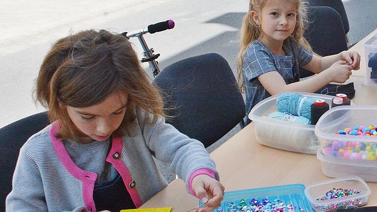 Beim Internationalen Museumstag am Sonntag hatte auch das Archäologische Zweigmuseum Schranne in Bad Königshofen geöffnet. Neben einer Familienführung gab es ein Schnupperangebot für Kinder. Pompadour-Täschchen mit Borte wurden unter der Anleitung von Sabine Burger gebastelt.