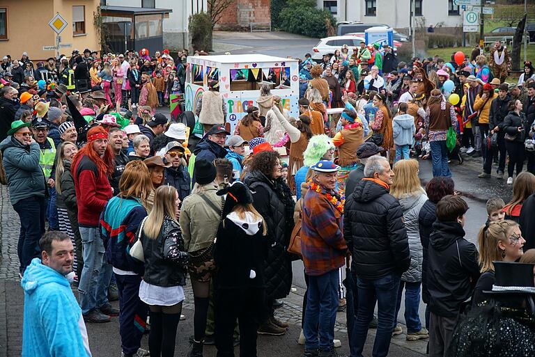 Hippiewagen am Dorfplatz beim Kriegerdenkmal.