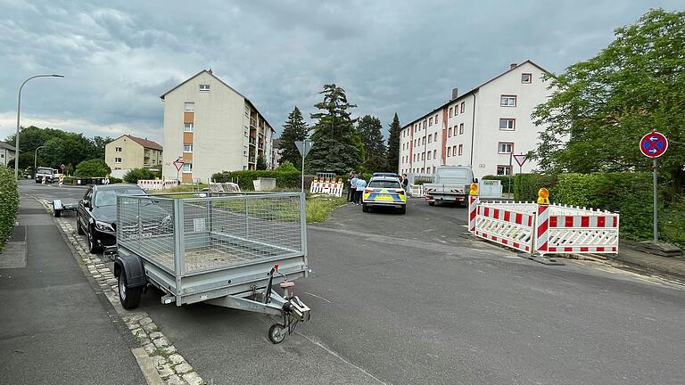 Eine unübersichtliche Engstelle: Sobald die Baustelle weg ist, sollen Parkverbote an der Einmündung von der Berliner Straße zur Martin-Luther-Straße kommen. Rechts im Kurvenbereich ein absolutes Halteverbot und links ein eingeschränktes Halteverbot.