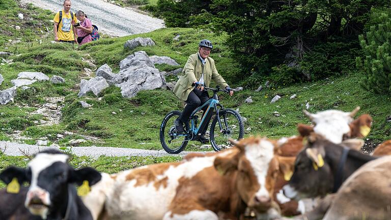 Im August 2023 war Bayerns Innen- und Sportminister Joachim Herrmann im Chiemgau mit dem Fahrrad unterwegs. In diesem Jahr will er auch im Landkreis Haßberge in die Pedale treten. Im August 2023 war Bayerns Innen- und Sportminister Joachim Herrmann im Chiemgau mit dem Fahrrad unterwegs. In diesem Jahr will er auch im Landkreis Haßberge in die Pedale treten.